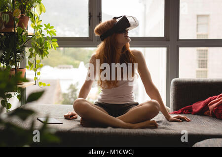 Frau mit virtual-Reality-Kopfhörer Stockfoto