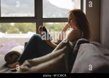 Frau liest ein Buch Stockfoto