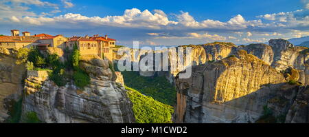 Panoramablick auf das Kloster Varlaam, Meteora, Griechenland Stockfoto