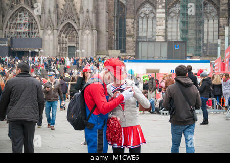 Köln, Deutschland - 14. März 2014: Vor dem Kölner Dom ist eine große Gruppe von unbekannten Personen Stockfoto