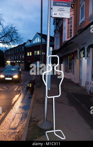 Tubular/Rohr schaufensterpuppe an der Bushaltestelle gebracht wie es ist eine Person wartet eine sehr lange Zeit für einen Bus. Molesey, Großbritannien. (94) Stockfoto