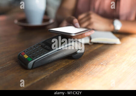 Junges Mädchen einer Bezahlung via NFC Stockfoto