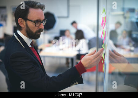 Business Executive auf Haftnotizen Stockfoto