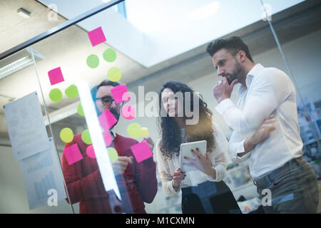 Führungskräfte sprechen über Haftnotizen Stockfoto