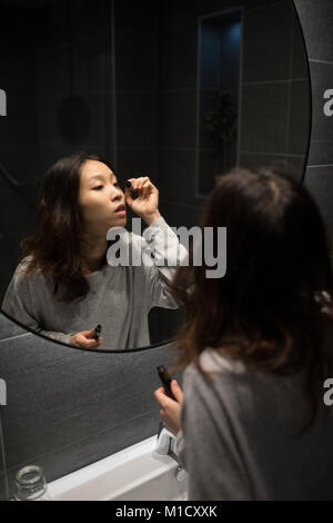 Schöne Frau, die Wimperntusche auftragen Stockfoto