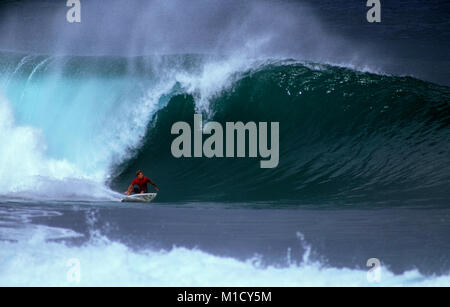 Pipeline in allen ihrer Majestät. Ein Surfer in der Pipeline Masters Rennen eine dreifache Overhead wave Stockfoto