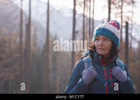 Weibliche Wanderer mit Rucksack im Wald Stockfoto