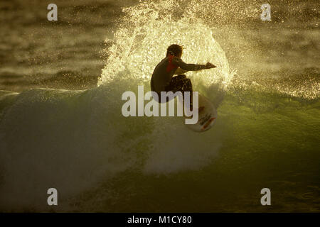 Markieren Ochillupo führt seine Marke aus der Lippe Manöver auf den Fistral Beach, Newquay, Cornwall, Großbritannien Stockfoto