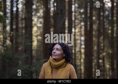 Weibliche Wanderer stehend im Wald Stockfoto