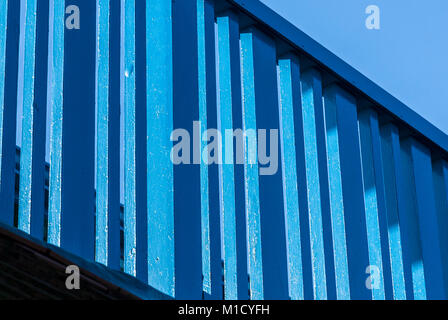 Eine Nahaufnahme Straße Foto: blau Fechten aus einem niedrigen Winkel genommen. Southport, Lancashire, England. 26. Februar 2011 Stockfoto
