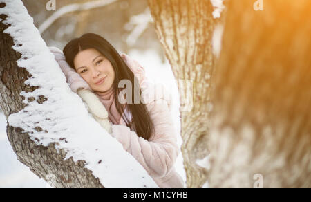 Schöne asiatische Frau in Winter Park. Stockfoto