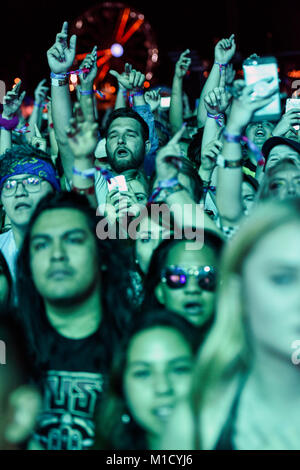 Konzert Menge zurück, die von der Bühne. Stockfoto