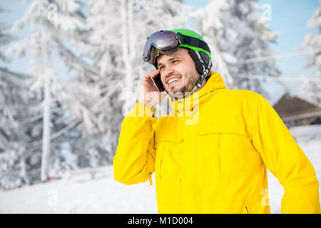 Snowboarder sprechen Tel. Stockfoto