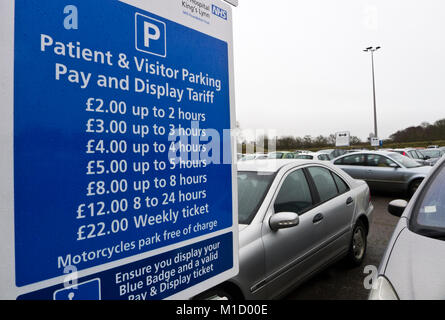 Hinweisschild für Auto Parkgebühren auf dem Parkplatz an der Queen Elizabeth Hospital, King's Lynn, Norfolk, England. Stockfoto