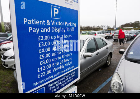 Hinweisschild für Auto Parkgebühren auf dem Parkplatz an der Queen Elizabeth Hospital, King's Lynn, Norfolk, England. Stockfoto