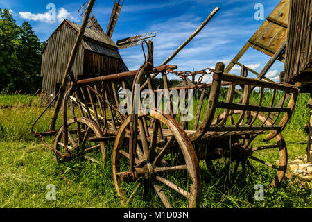 Holz- Warenkorb und Windmühlen im ASTRA Folk Museum, Sibiu, Rumänien. Juni 2017. Stockfoto