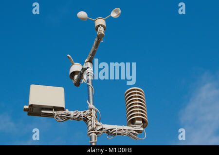 Wetterstation gegen eine fast klaren blauen Himmel. Stockfoto