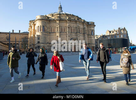 Bristo Square und der McEwan Hall, von Sir Robert Rowand Anderson als graduation Hall der Universität Edinburgh in Edinburgh, Schottland, Großbritannien, Stockfoto