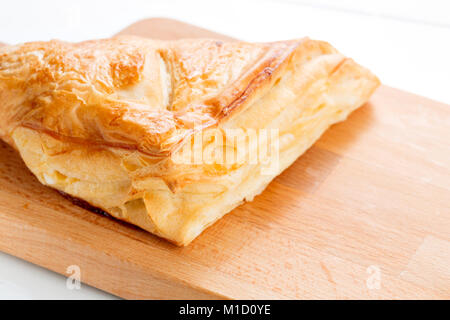 Blätterteig Pasteten mit Preiselbeeren, Äpfel und Honig. Stockfoto