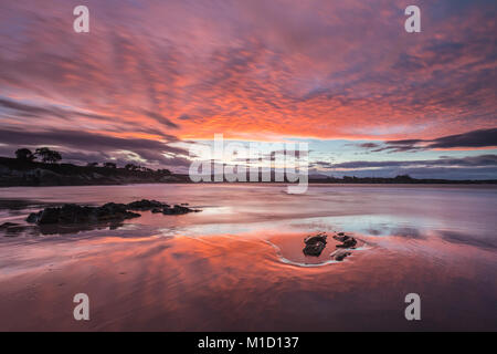 Sonnenuntergang am Strand von Arnao, Asturien, Fotografieren der verschiedenen Farben, Formen und Texturen der Wolken, in der feine Sand reflektiert Stockfoto