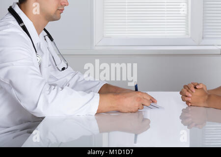 Männliche Arzt, Rezept, um kranken Patienten im Krankenhaus Stockfoto