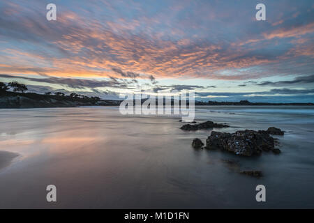 Sonnenuntergang am Strand von Arnao, Asturien, Fotografieren der verschiedenen Farben, Formen und Texturen der Wolken, in der feine Sand reflektiert.. Stockfoto