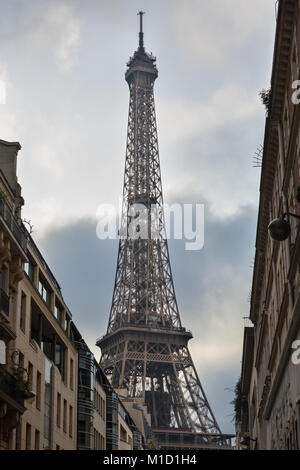 Der Eiffelturm, La Tour Eiffel, Wahrzeichen und Touristenattraktion, von unten gesehen, Paris, Frankreich Stockfoto