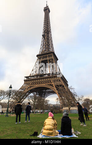 Der Eiffelturm, La Tour Eiffel, Wahrzeichen und Touristenattraktion, von unten gesehen, Paris, Frankreich Stockfoto