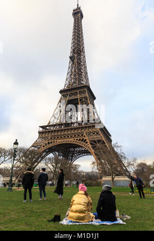 Der Eiffelturm, La Tour Eiffel, Wahrzeichen und Touristenattraktion, von unten gesehen, Paris, Frankreich Stockfoto