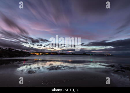 Sonnenuntergang am Strand von Arnao, Asturien, Fotografieren der verschiedenen Farben, Formen und Texturen der Wolken, in der feine Sand reflektiert.. Stockfoto