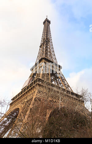 Der Eiffelturm, La Tour Eiffel, Wahrzeichen und Touristenattraktion, von unten gesehen, Paris, Frankreich Stockfoto