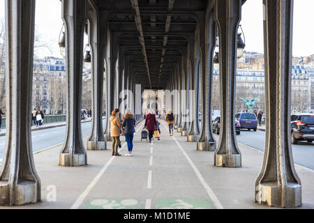 Menschen zu Fuß auf die Fußgängerzone und Auto Level des Pont de Bir-Hakeim, früher der Pont de Passy, Paris, Frankreich Stockfoto