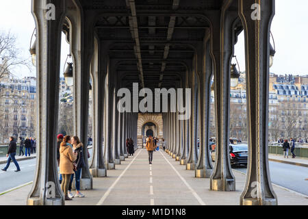 Menschen zu Fuß auf die Fußgängerzone und Auto Level des Pont de Bir-Hakeim, früher der Pont de Passy, Paris, Frankreich Stockfoto