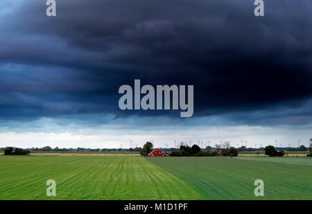 Dunklen stürmischen Himmel über Sommer Ackerland, Niederlande Stockfoto