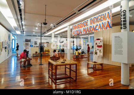 Innerhalb der Rio Art Museum in der Innenstadt von Rio de Janeiro. Ausstellung zur Geschichte der lokalen und nationalen Einheimischen indigenen Bevölkerung. Stockfoto