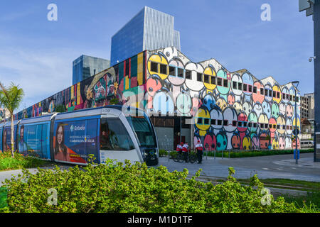 Gemeinde von Rio de Janeiro VLTs Fahrzeug light rail im Jahr 2016 eingeführt, die in der Innenstadt läuft Stockfoto