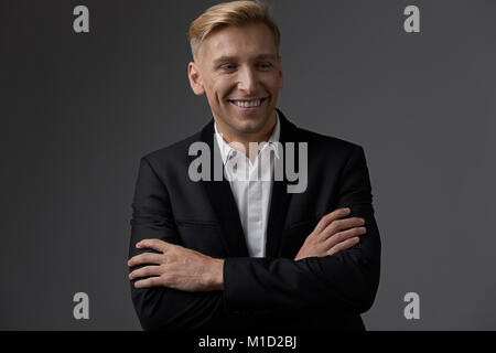 Close-up Geschäftsmann mit Hände gekreuzt lächelnd Stockfoto