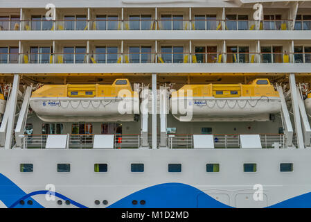Bereitschaftsboote, Kreuzfahrtschiff "Aidasol", Pier, Funchal, Madeira, Portugal, Rettungsboote, Kreuzfahrtschiff "Aidasol", Schiffsanleger Stockfoto