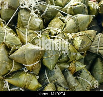 Chinesisch klebrigen Reis Knödel (Zongzi) in Blätter gewickelt Stockfoto