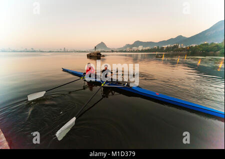 Rowers trainning am frühen Morgen an Rodrigo de Freitas Lagune, Rio de Janeiro, Brasilien Stockfoto