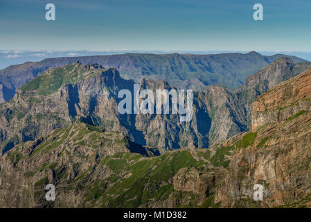 Mountain panorama Blick vom Pico Do Arieiro in Richtung 'hohe' Paul da Serra, zentrale Berge, Madeira, Portugal, Bergpanorama, Blick vom Pico d Stockfoto