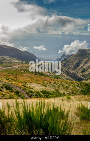 Mountain panorama Blick vom Pico Do Arieiro, zentrale Berge in Richtung Funchal, Madeira, Portugal, Bergpanorama, Blick vom Pico Do Arieiro Stockfoto