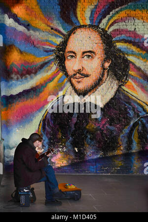 Ein strassenmusikant spielt für die Münze auf dem Londoner Clink Street unter einem Portrait von Shakespere der street artist Jimmy C Stockfoto