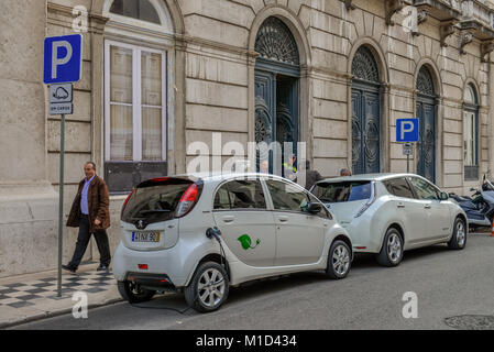 Elektroautos, Rua do Comércio, Lissabon, Portugal, Elektroautos, Rua do Comercio, Lissabon Stockfoto