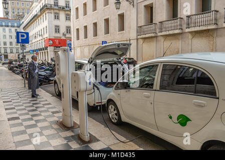 Elektroautos, Rua do Comércio, Lissabon, Portugal, Elektroautos, Rua do Comercio, Lissabon Stockfoto