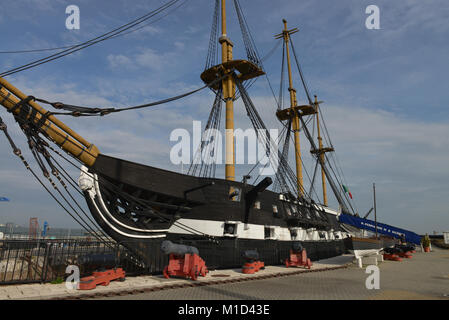 Schulschiff "Gloria", Fragata Dom Fernando II e Cacilhas, Lissabon, Portugal, Schulschiff "fragata Dom Fernando II e Gloria", Cacilhas, Lissabon Stockfoto