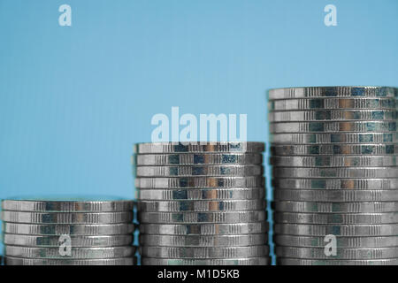 Die Spalten von Münzen, schritt der Münze Stacks mit Kopie Platz für geschäftliche und finanzielle Konzept Idee. Stockfoto