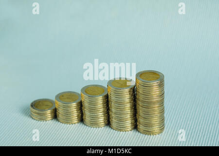 Die Spalten von Münzen, schritt der Münze Stacks mit Kopie Platz für geschäftliche und finanzielle Konzept Idee. Stockfoto