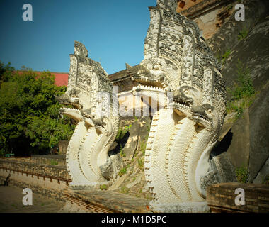 Eingang Statuen im Wat Chedi Luang Temple, Chiang Mai, Thailand. 24-Jan-2018 Stockfoto