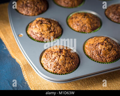 Banane Schoko Muffins mit Karamell Zucker Belag auf dunklem Hintergrund Stockfoto